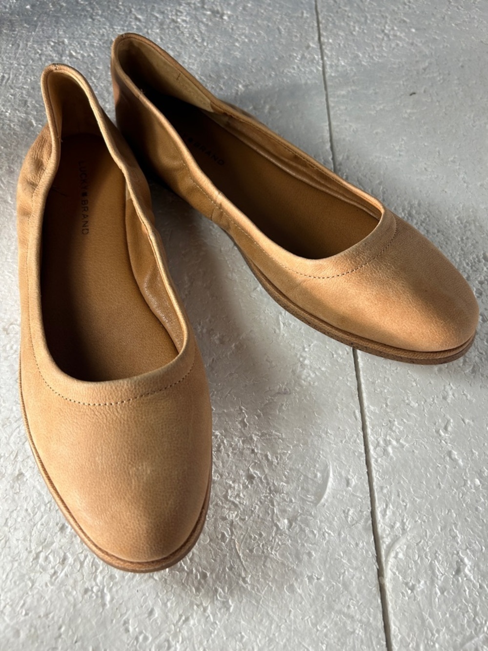 Lucky Brand SZ9 Tan Suede Flats Closet Essential Comfy Academia Preppy Old Money